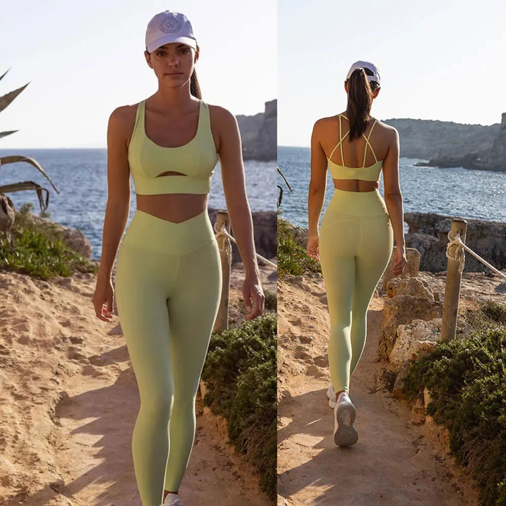 Nude-Feel Yoga Set – High-Waist Capri & Sports Bra