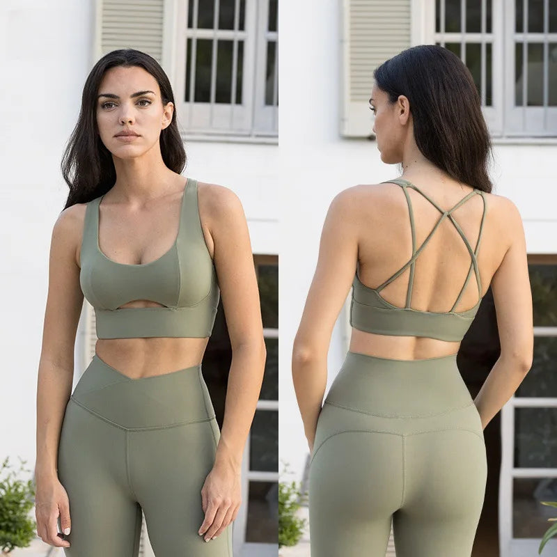 Nude-Feel Yoga Set – High-Waist Capri & Sports Bra