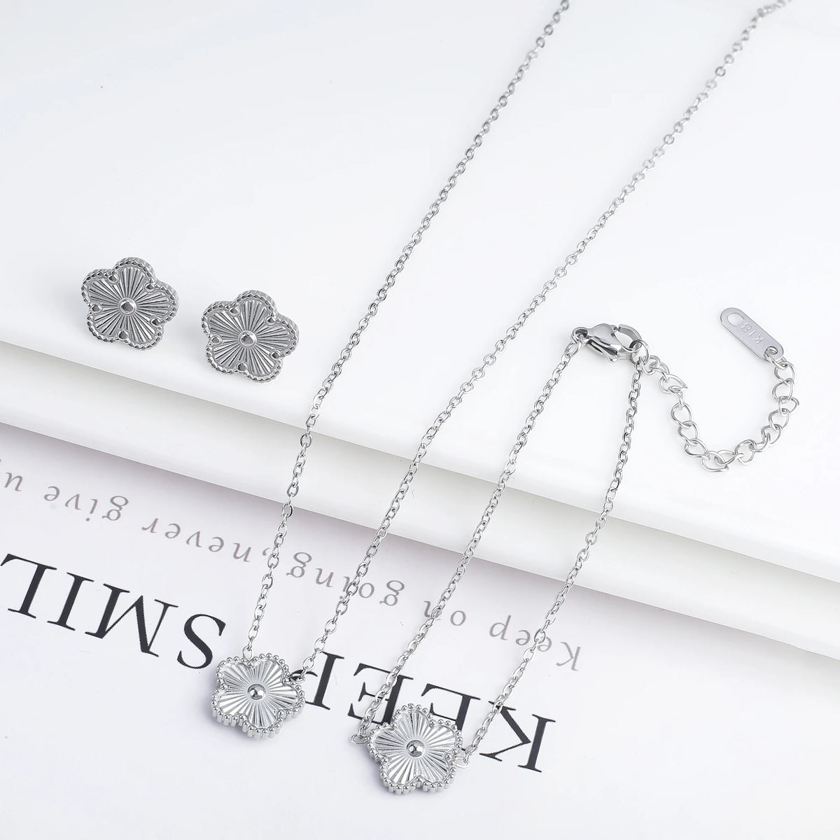 18K Gold Clover Jewelry Set – Necklace, Earrings & Bracelet